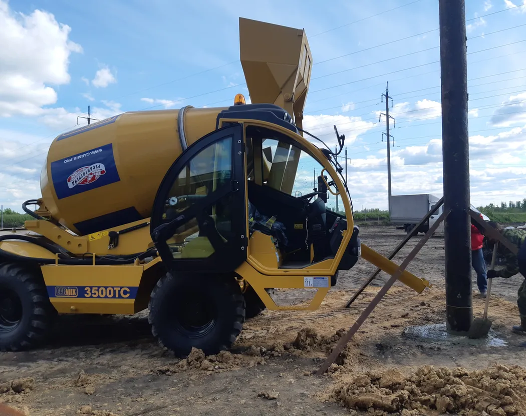Autohormigonera vertiendo hormigón en la cimentación de un poste
