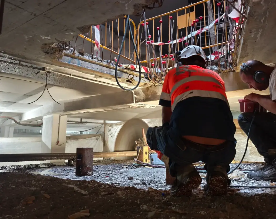 Equipo de Eurocortes trabajando junto a una apertura de hormigón