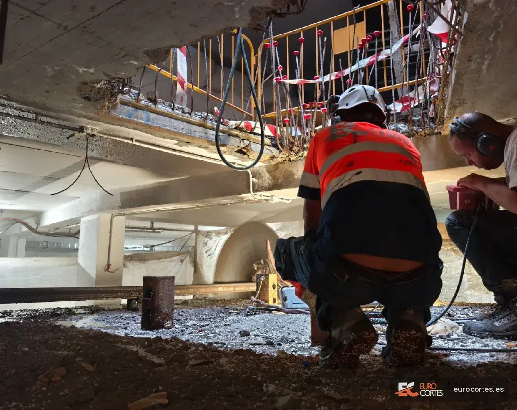 Equipo de Eurocortes trabajando junto a una apertura de hormigón.