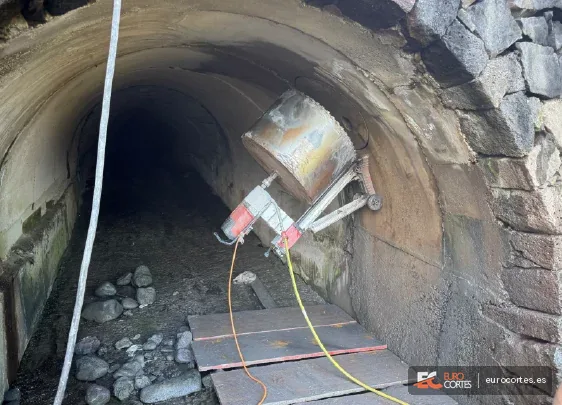 Perforadora de gran diámetro instalada en ángulo en el interior de un túnel.