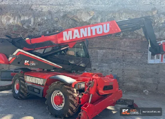 Manipulador telescópico Manitou rojo con logotipo de Eurocortes.