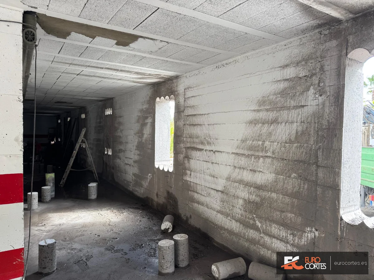 Interior de obra con perforaciones en muros de bloque de hormigón.