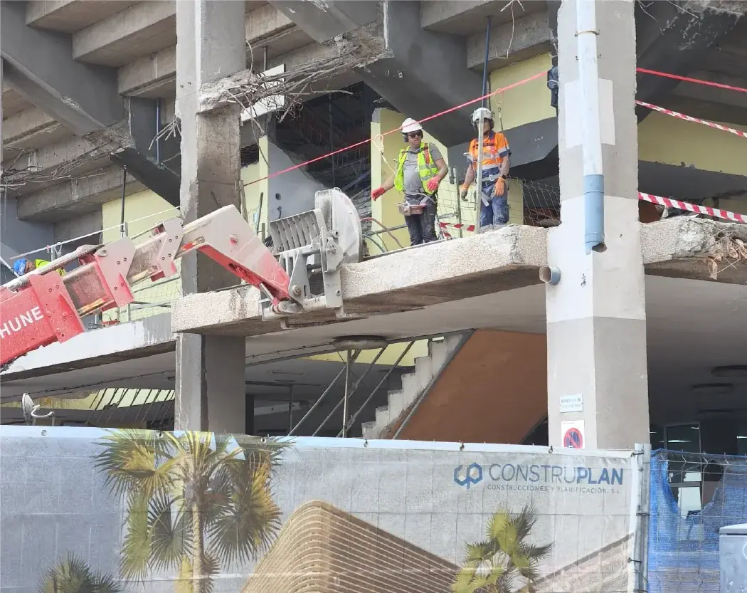 Equipo de Eurocortes trabajando en la estructura de hormigón de un edificio