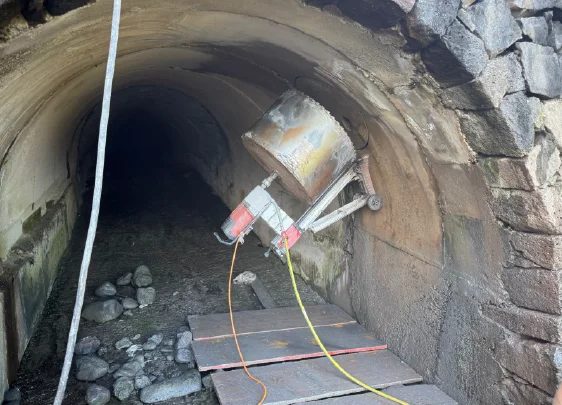 Perforadora de gran diámetro instalada en ángulo en el interior de un túnel.