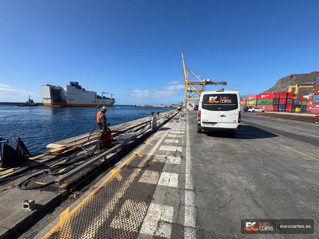 Corte de la losa de un muelle portuario, con la furgoneta de Eurocortes junto a la zona de trabajo.